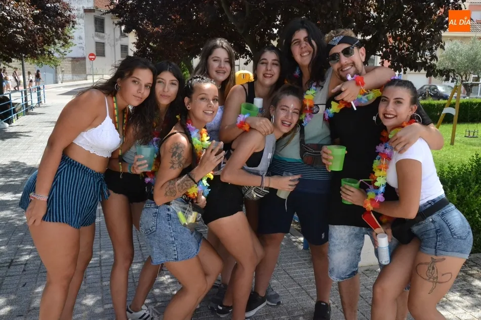 Foto 2 - Los j&oacute;venes hacen caso omiso a los bulos y viven a lo grande el Martes Chico en el Valle de San...