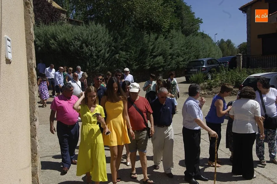 Foto 11 - Los vecinos de Agallas acompa&ntilde;an al Cristo del Buen Suceso en su tr&aacute;nsito por las calles  