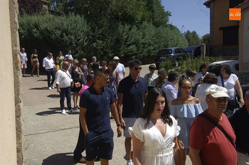 Foto 10 - Los vecinos de Agallas acompa&ntilde;an al Cristo del Buen Suceso en su tr&aacute;nsito por las calles  