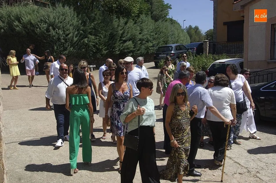 Foto 9 - Los vecinos de Agallas acompa&ntilde;an al Cristo del Buen Suceso en su tr&aacute;nsito por las calles  