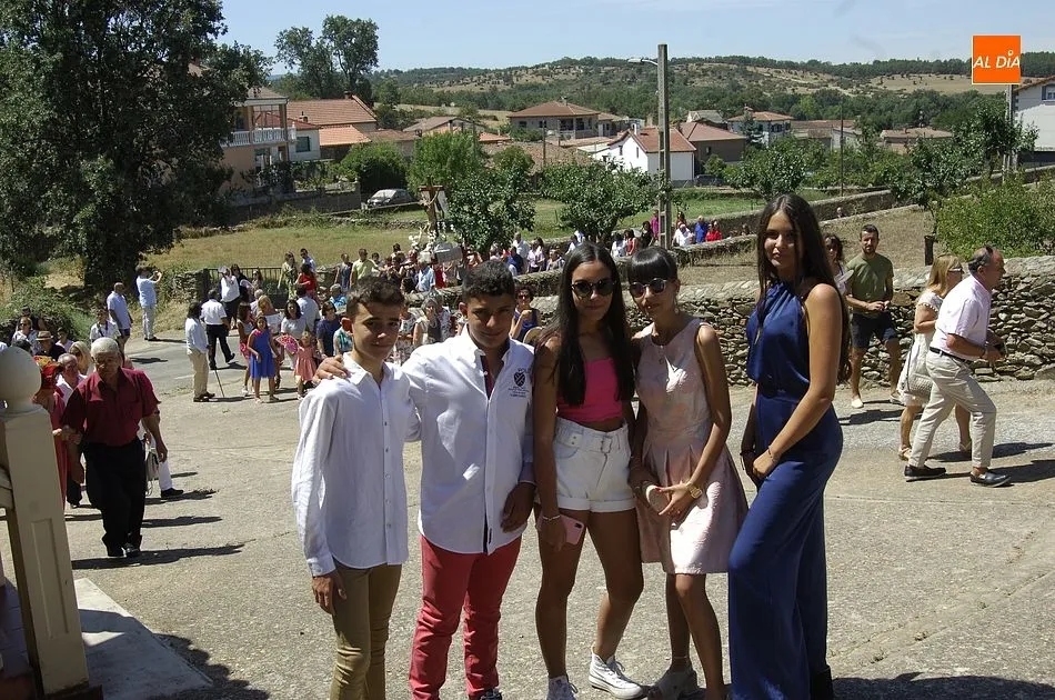 Foto 7 - Los vecinos de Agallas acompa&ntilde;an al Cristo del Buen Suceso en su tr&aacute;nsito por las calles  