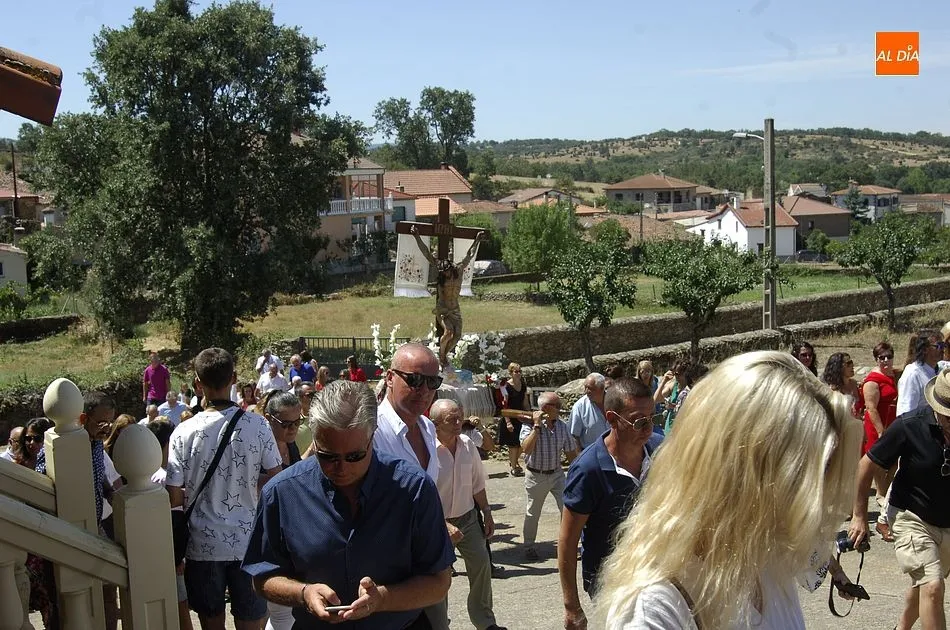 Foto 4 - Los vecinos de Agallas acompa&ntilde;an al Cristo del Buen Suceso en su tr&aacute;nsito por las calles  