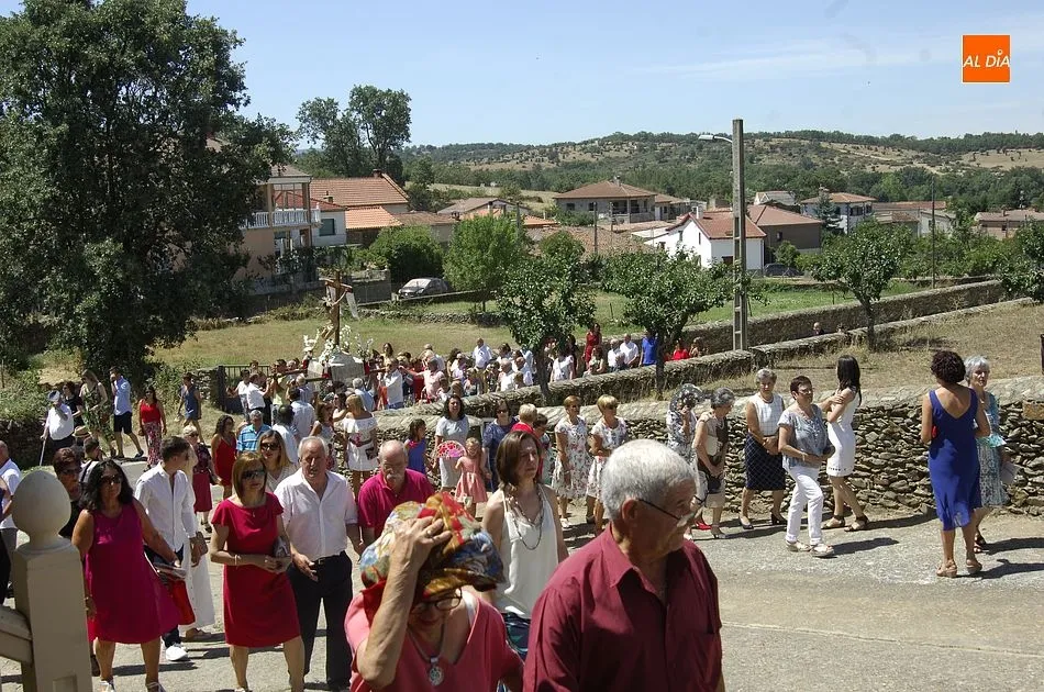 Foto 5 - Los vecinos de Agallas acompa&ntilde;an al Cristo del Buen Suceso en su tr&aacute;nsito por las calles  