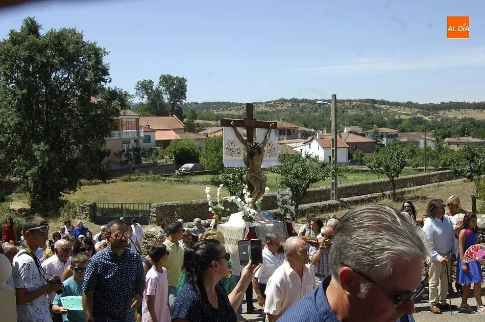 Foto 3 - Los vecinos de Agallas acompa&ntilde;an al Cristo del Buen Suceso en su tr&aacute;nsito por las calles  
