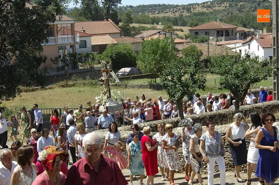 Foto 6 - Los vecinos de Agallas acompa&ntilde;an al Cristo del Buen Suceso en su tr&aacute;nsito por las calles  