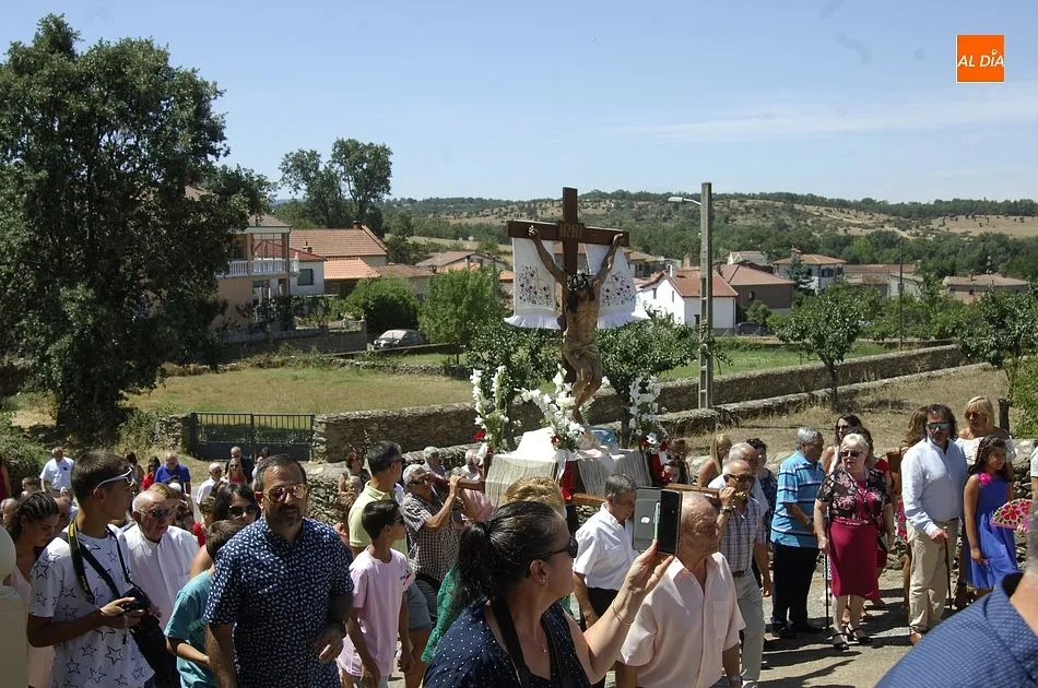Foto 2 - Los vecinos de Agallas acompa&ntilde;an al Cristo del Buen Suceso en su tr&aacute;nsito por las calles  