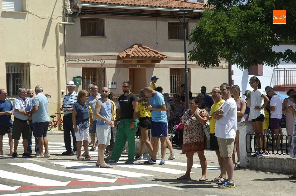Foto 10 - El Sahugo iza el pino de sus fiestas mandando mucho &aacute;nimo a un Quinto hospitalizado  