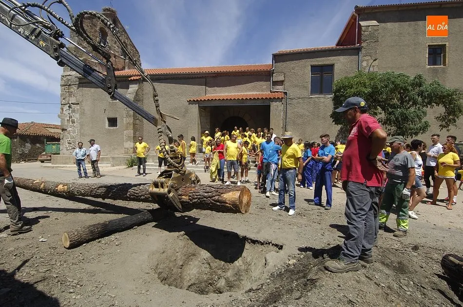 Foto 5 - El Sahugo iza el pino de sus fiestas mandando mucho &aacute;nimo a un Quinto hospitalizado  