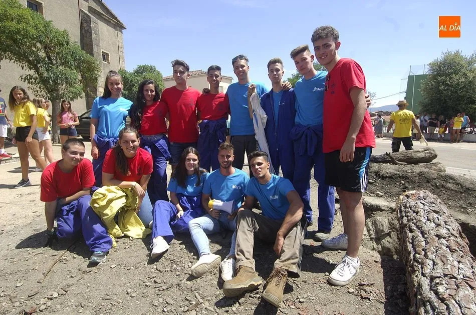 Foto 2 - El Sahugo iza el pino de sus fiestas mandando mucho &aacute;nimo a un Quinto hospitalizado  