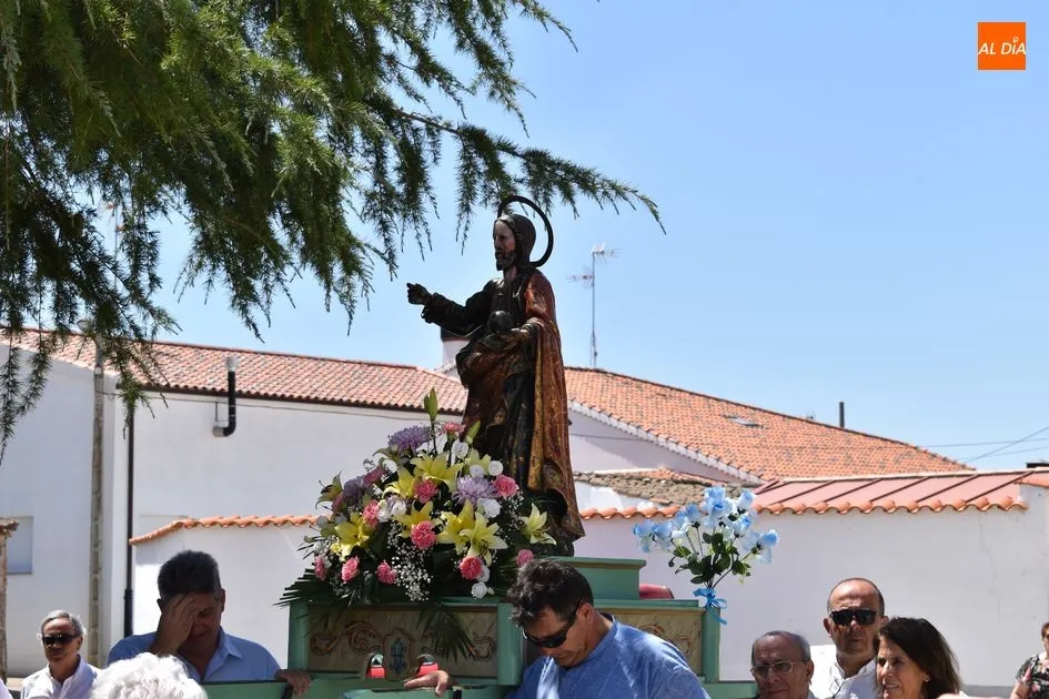 Foto 2 - D&iacute;a grande en Gajates con la procesi&oacute;n de El Salvador