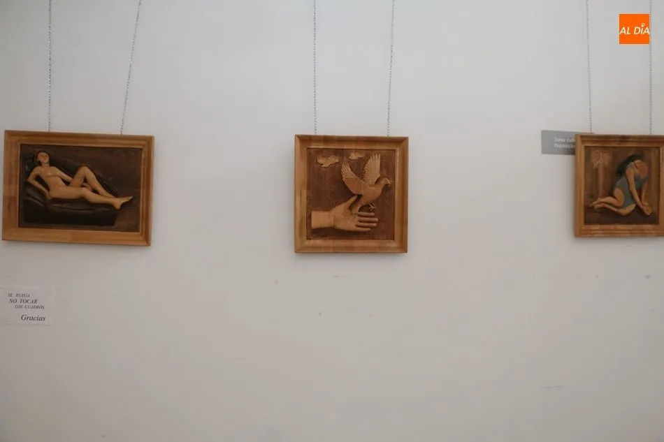 Foto 6 - Juli&aacute;n Vicente Mart&iacute;n muestra en Vitigudino su arte en madera en tres dimensiones  