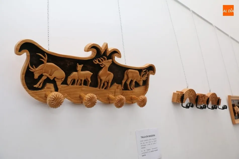 Foto 4 - Juli&aacute;n Vicente Mart&iacute;n muestra en Vitigudino su arte en madera en tres dimensiones  