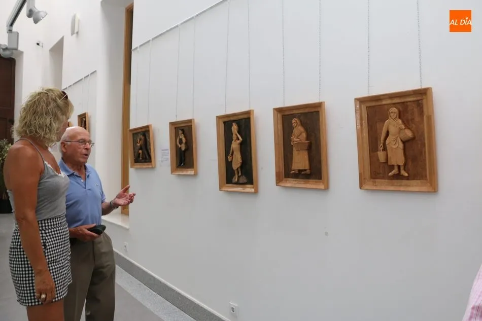 Foto 3 - Juli&aacute;n Vicente Mart&iacute;n muestra en Vitigudino su arte en madera en tres dimensiones  