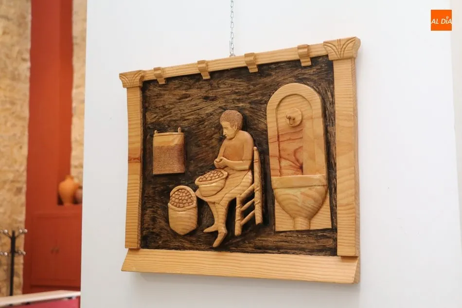 Foto 2 - Juli&aacute;n Vicente Mart&iacute;n muestra en Vitigudino su arte en madera en tres dimensiones  