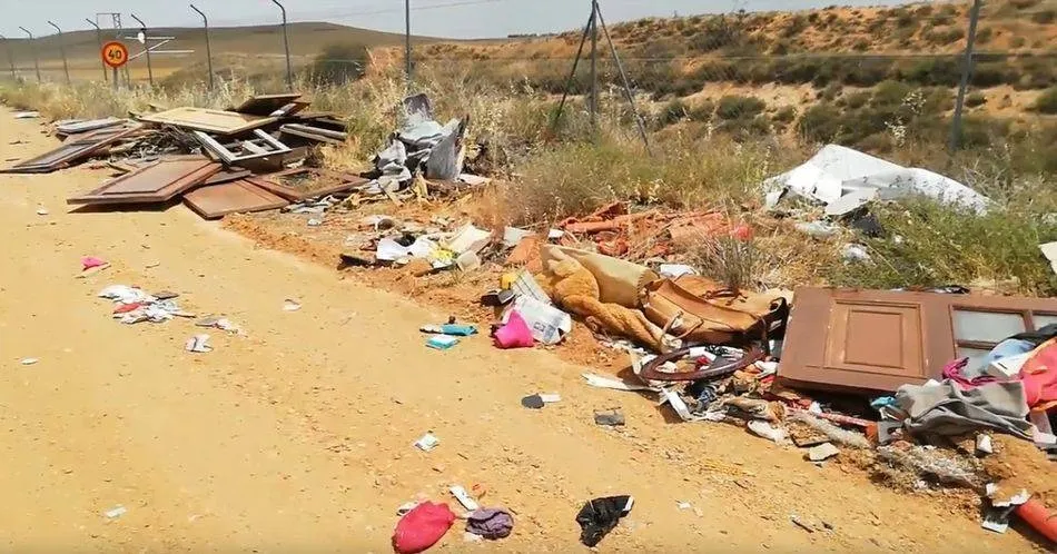 Basura acumulada en la Calzada de Medina