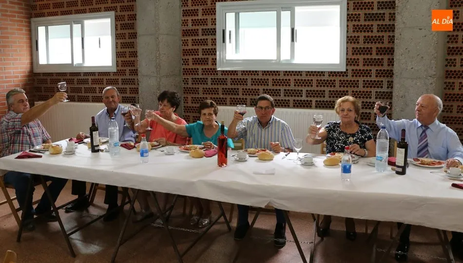 Los matrimonios de oro acompañados por el alcalde Emiliano Muñoz / CORRAL