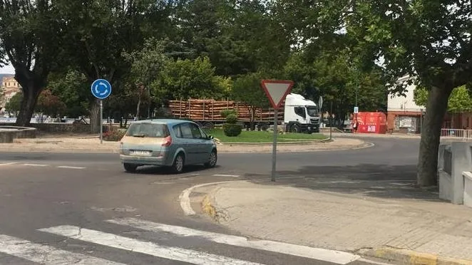 Foto 4 - Un cami&oacute;n hace la Glorieta del &Aacute;rbol Gordo al completo en direcci&oacute;n contraria  