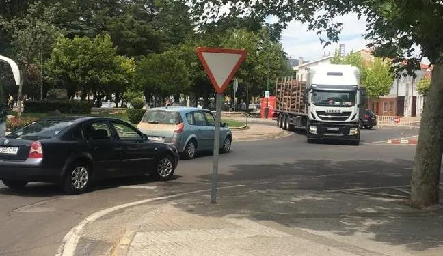 Un camión hace la Glorieta del Árbol Gordo al completo en dirección contraria  