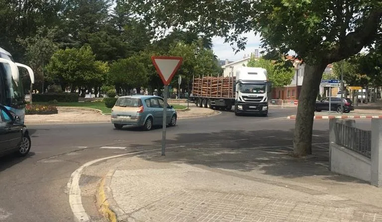Foto 2 - Un cami&oacute;n hace la Glorieta del &Aacute;rbol Gordo al completo en direcci&oacute;n contraria  