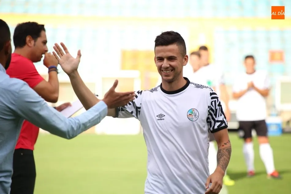 Rafa Mella, con la nueva camiseta / Víctor Sánchez