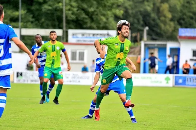 Javi Navas despeja el balón de cabeza durante el partido / Unionistas CF