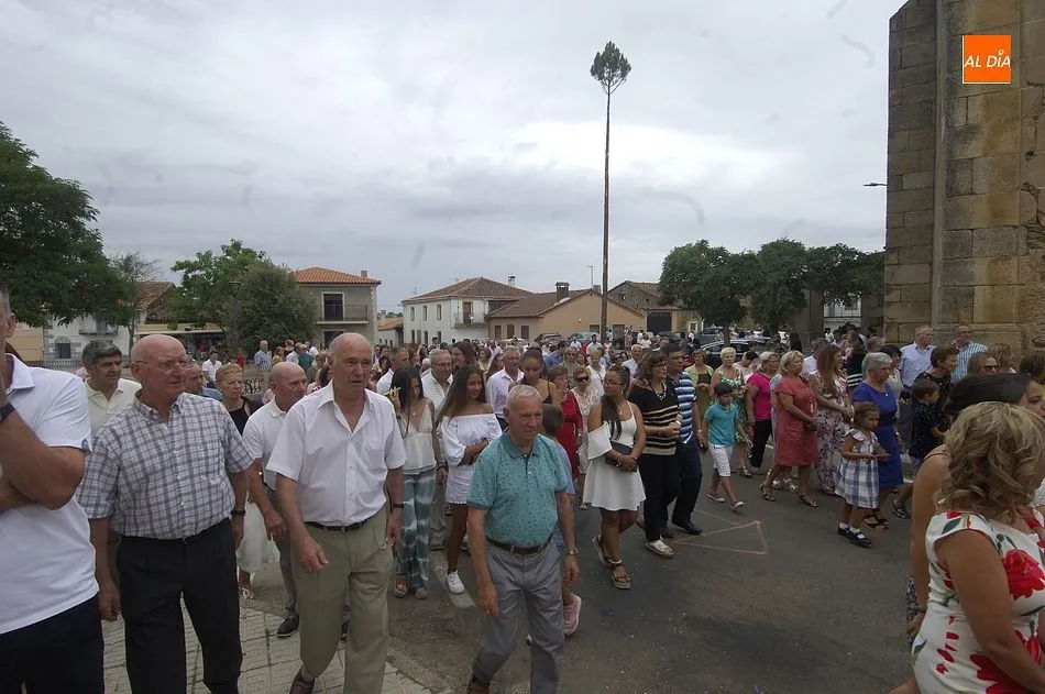 Foto 9 - Los Quintos se encargan de procesionar a San Cayetano por las calles de El Sahugo  