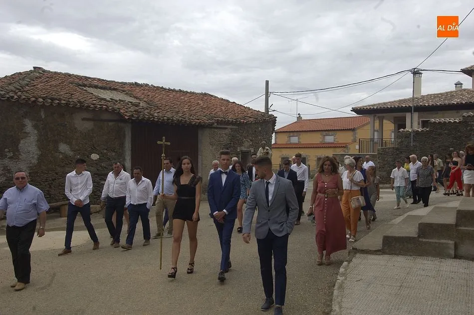 Foto 5 - Los Quintos se encargan de procesionar a San Cayetano por las calles de El Sahugo  