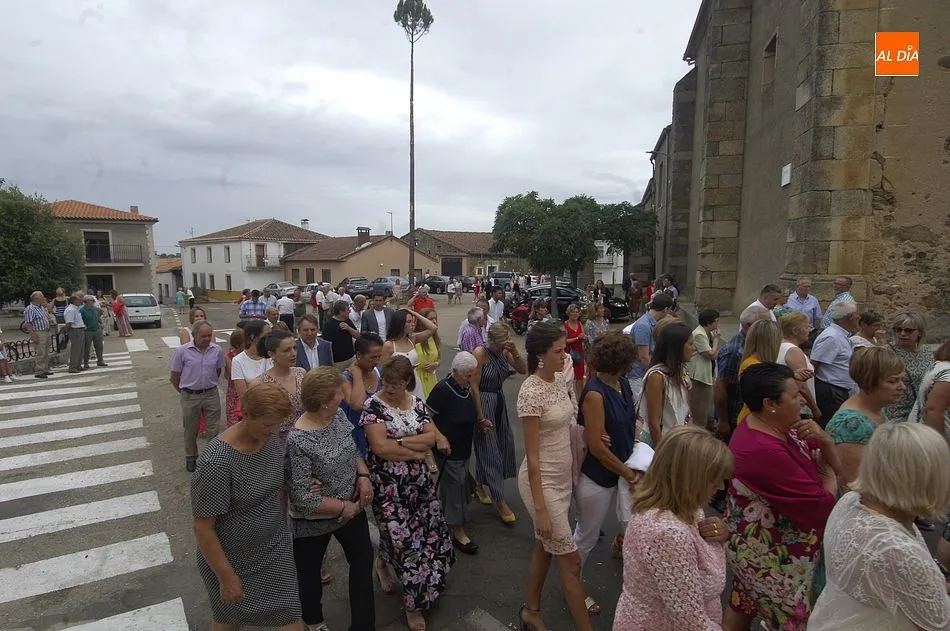 Foto 6 - Los Quintos se encargan de procesionar a San Cayetano por las calles de El Sahugo  
