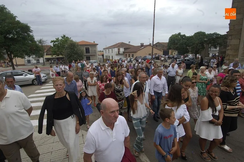 Foto 8 - Los Quintos se encargan de procesionar a San Cayetano por las calles de El Sahugo  