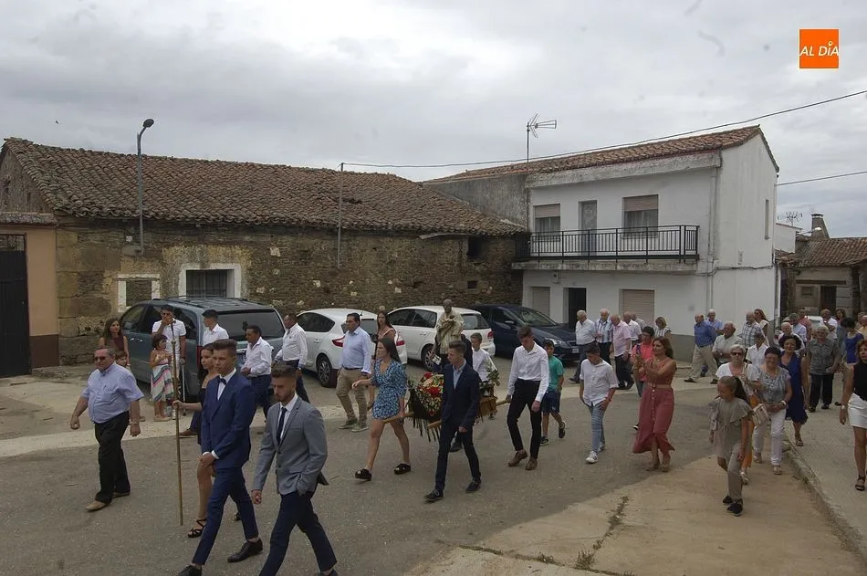 Foto 4 - Los Quintos se encargan de procesionar a San Cayetano por las calles de El Sahugo  