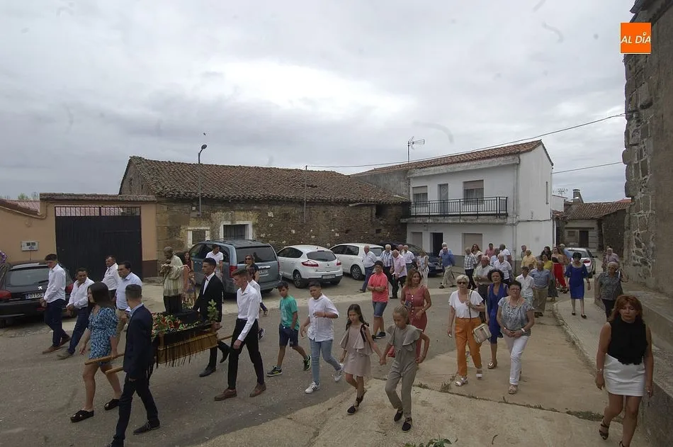 Foto 3 - Los Quintos se encargan de procesionar a San Cayetano por las calles de El Sahugo  