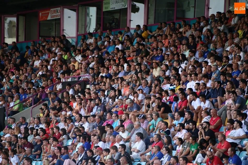 Foto 11 - La afici&oacute;n del Salamanca UDS volvi&oacute; a vibrar en &lsquo;su&rsquo; Helm&aacute;ntico