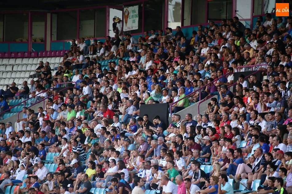 Foto 10 - La afici&oacute;n del Salamanca UDS volvi&oacute; a vibrar en &lsquo;su&rsquo; Helm&aacute;ntico