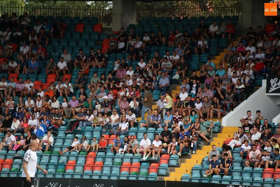 Foto 9 - La afici&oacute;n del Salamanca UDS volvi&oacute; a vibrar en &lsquo;su&rsquo; Helm&aacute;ntico