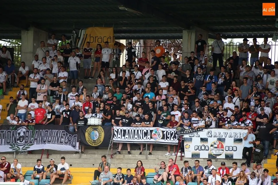 Foto 8 - La afici&oacute;n del Salamanca UDS volvi&oacute; a vibrar en &lsquo;su&rsquo; Helm&aacute;ntico
