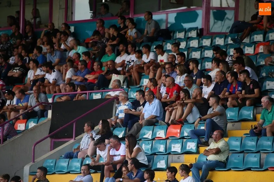 Foto 7 - La afici&oacute;n del Salamanca UDS volvi&oacute; a vibrar en &lsquo;su&rsquo; Helm&aacute;ntico
