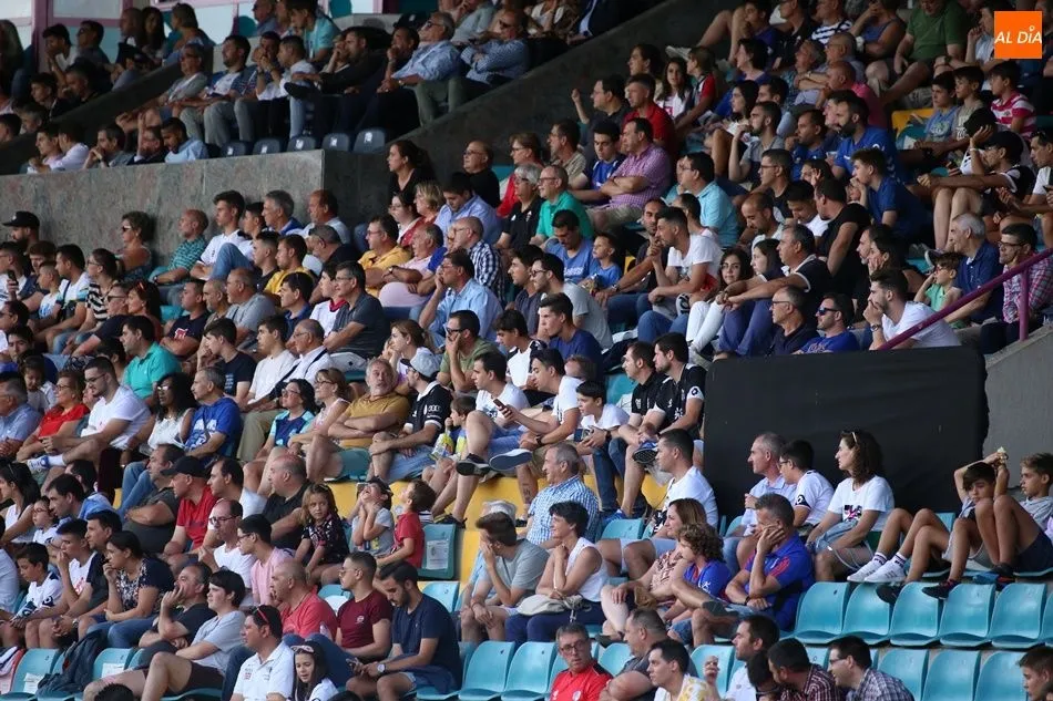 Foto 6 - La afici&oacute;n del Salamanca UDS volvi&oacute; a vibrar en &lsquo;su&rsquo; Helm&aacute;ntico