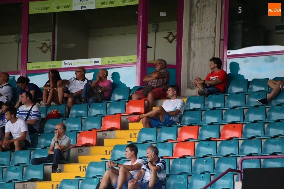 Foto 4 - La afici&oacute;n del Salamanca UDS volvi&oacute; a vibrar en &lsquo;su&rsquo; Helm&aacute;ntico