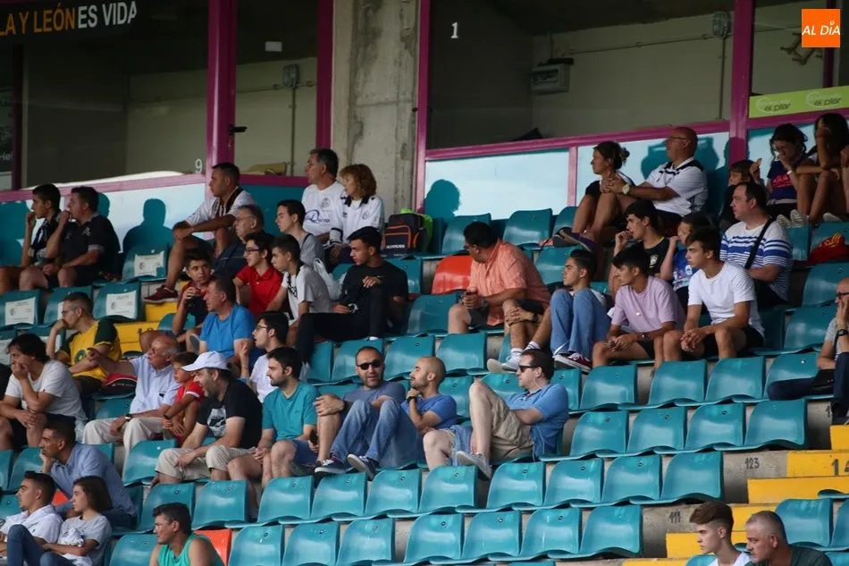 Foto 3 - La afici&oacute;n del Salamanca UDS volvi&oacute; a vibrar en &lsquo;su&rsquo; Helm&aacute;ntico