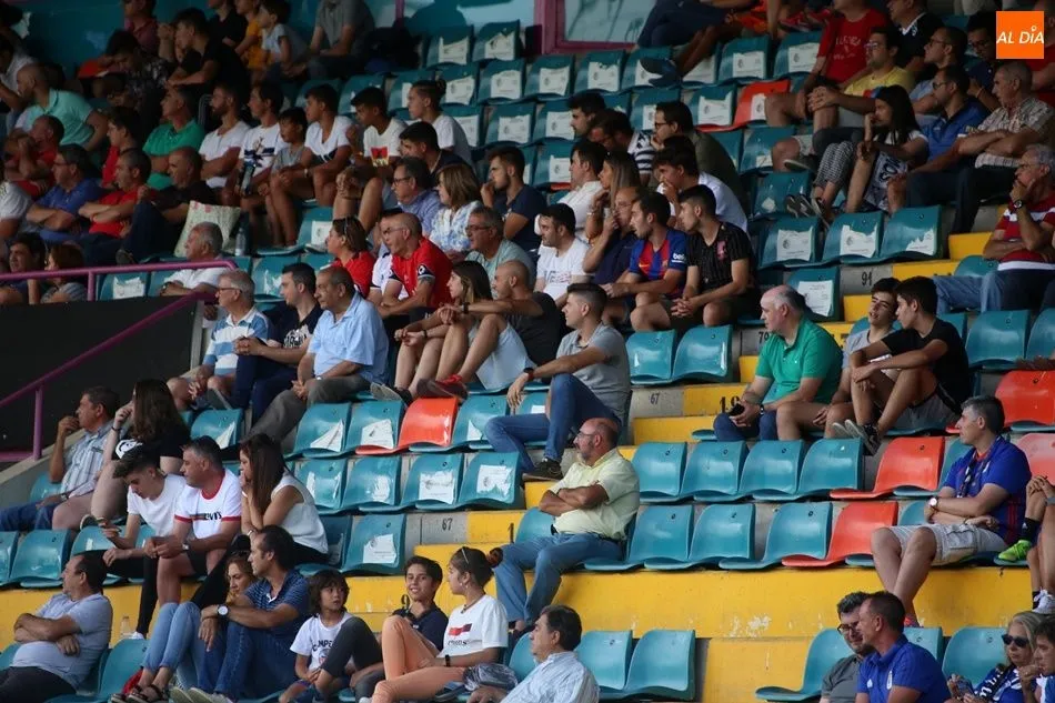 Foto 2 - La afici&oacute;n del Salamanca UDS volvi&oacute; a vibrar en &lsquo;su&rsquo; Helm&aacute;ntico