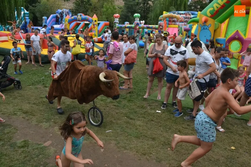 Los niños disfrutan de un completísimo día de fiesta en el entorno del río  