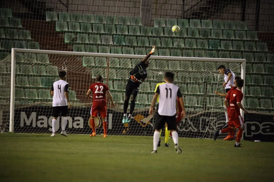 Taliby despeja un balón durante el partido frente al Mérida. Fotos: CD Guijuelo