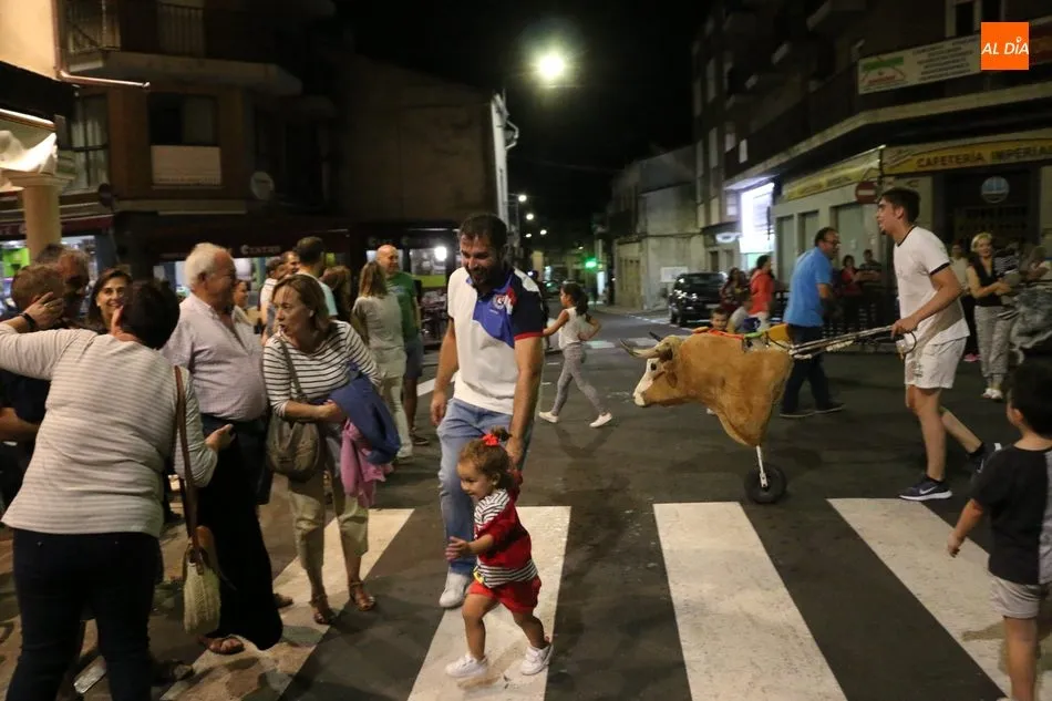 Foto 3 - Vitigudino se llena de algarab&iacute;a con los carretones de la &lsquo;ganader&iacute;a&rsquo; de Carlos Huertos  