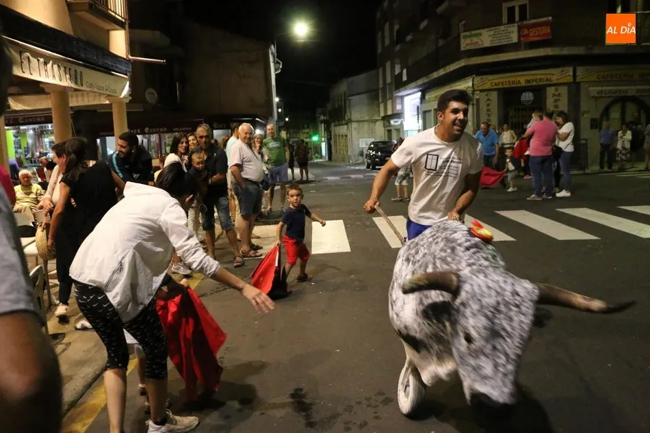 Foto 2 - Vitigudino se llena de algarab&iacute;a con los carretones de la &lsquo;ganader&iacute;a&rsquo; de Carlos Huertos  
