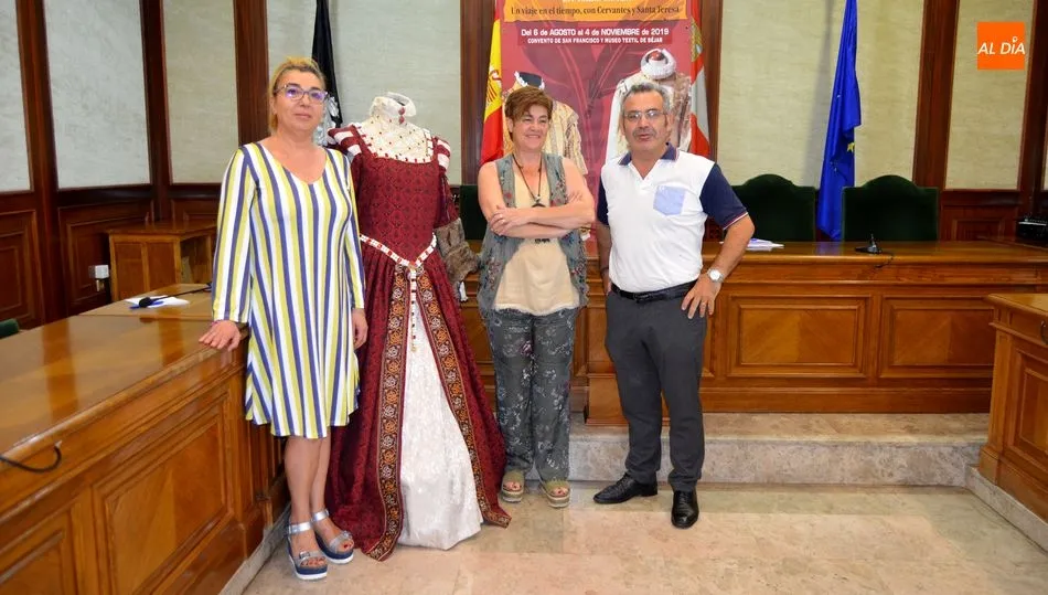 De i. a d. Ana V. Peralejo, concejala de Cultura, Elena Martín Vazquez, alcaldesa de Béjar y Manuel Sánchez de la productora Plateros Multimedia