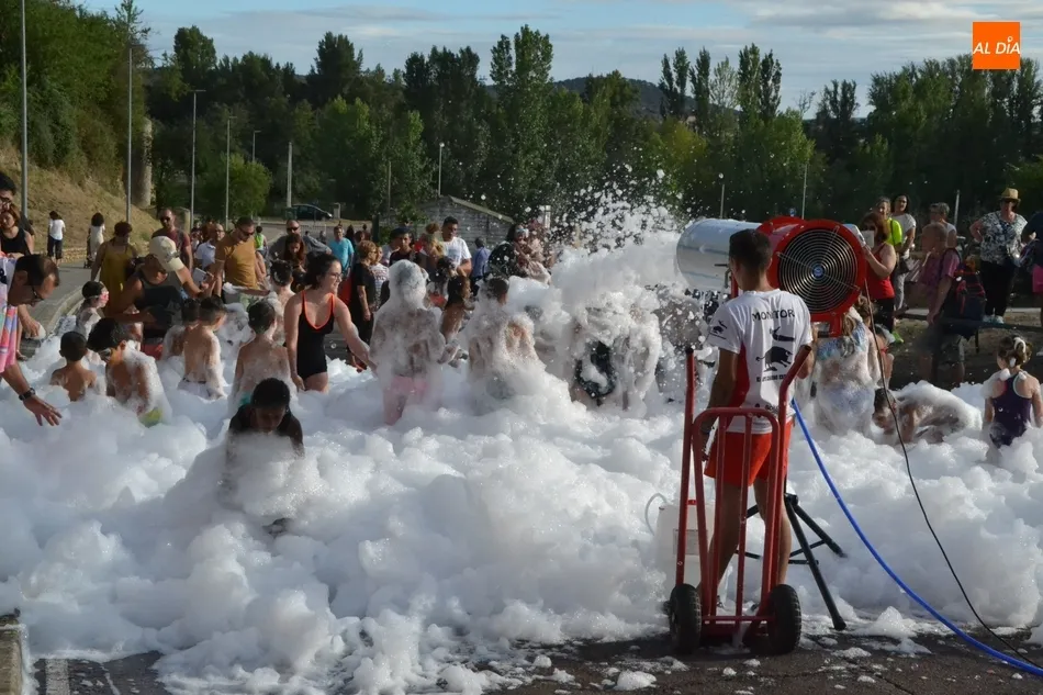 Foto 3 - Los ni&ntilde;os disfrutan de un complet&iacute;simo d&iacute;a de fiesta en el entorno del r&iacute;o  