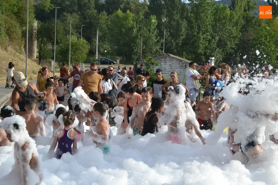 Foto 4 - Los ni&ntilde;os disfrutan de un complet&iacute;simo d&iacute;a de fiesta en el entorno del r&iacute;o  