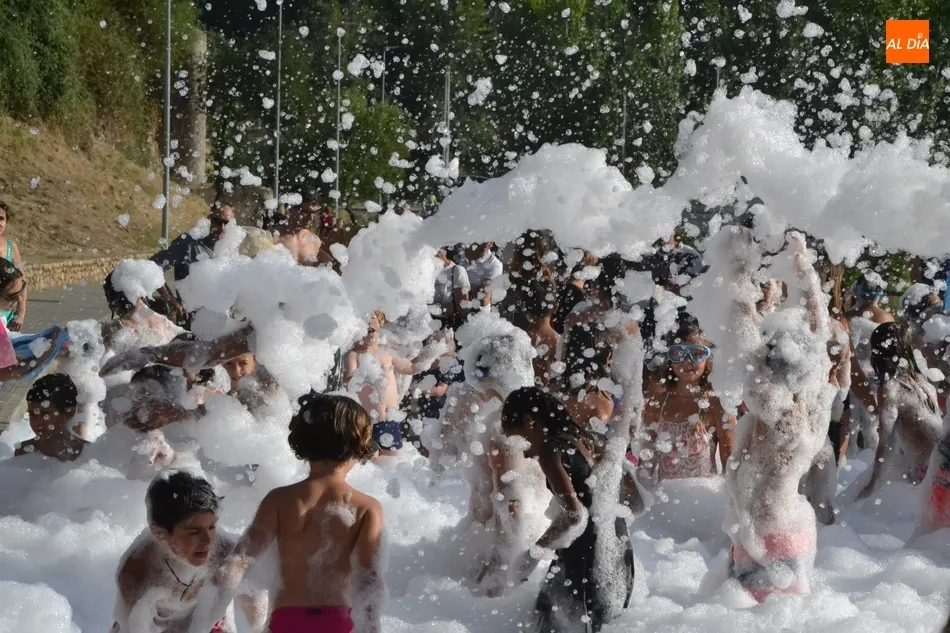Foto 2 - Los ni&ntilde;os disfrutan de un complet&iacute;simo d&iacute;a de fiesta en el entorno del r&iacute;o  