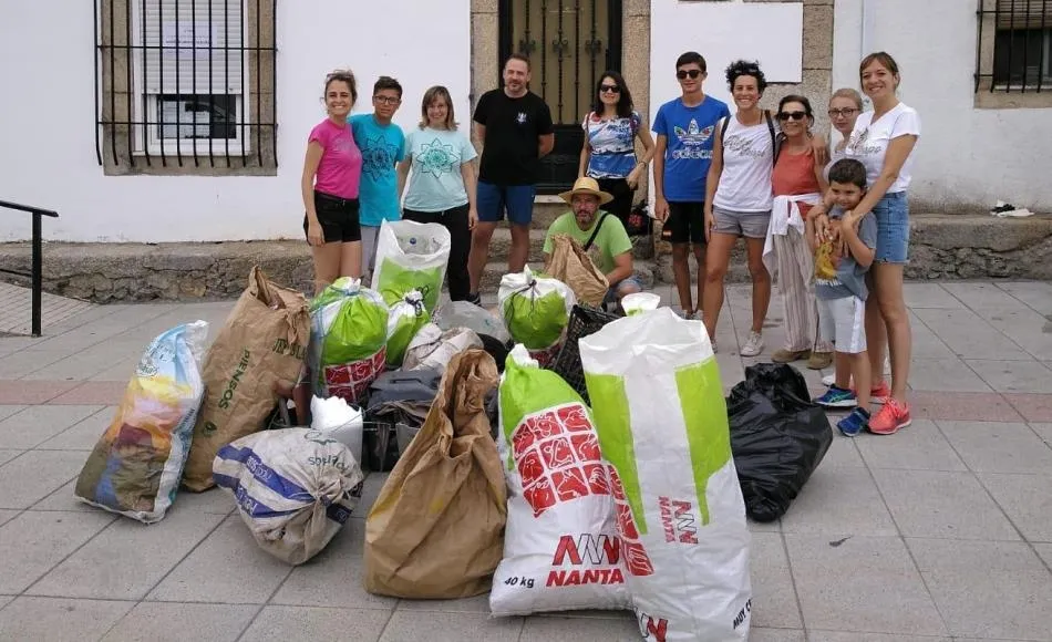 Varios voluntarios realizan una batida de limpieza en Aldea del Obispo  