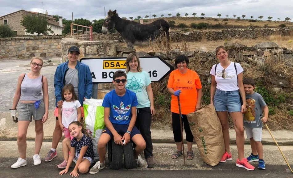 Foto 6 - Varios voluntarios realizan una batida de limpieza en Aldea del Obispo  